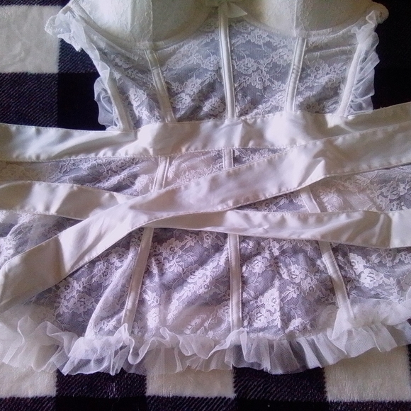 White lingerie Victoria Secret 34C - Picture 3 of 7